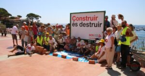 Los cerca de 50 asistentes al acto de protesta en Calella de Palafrugell organizada por SOS Costa Brava (Ariadna Reche, ACN)