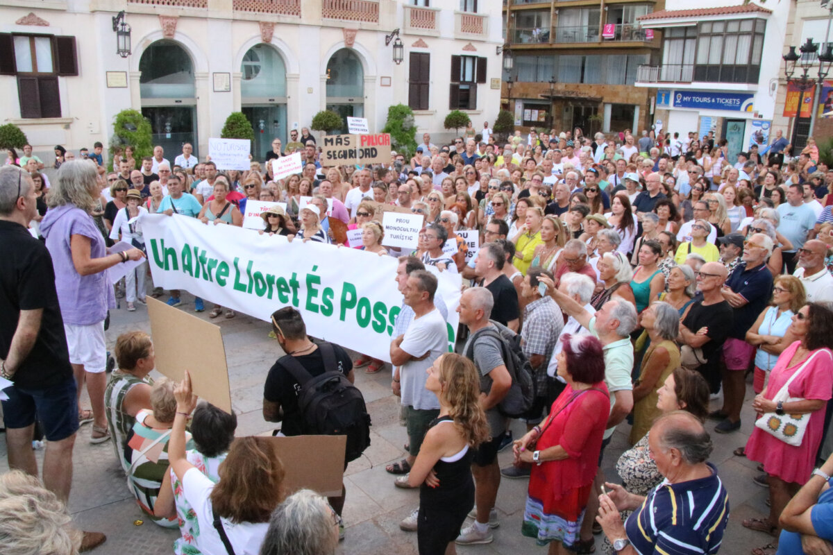 Prop de mig miler de veïns de Lloret de Mar congregats davant l'Ajuntament contra l'incivisme dels turistes (Ariadna Reche, ACN)