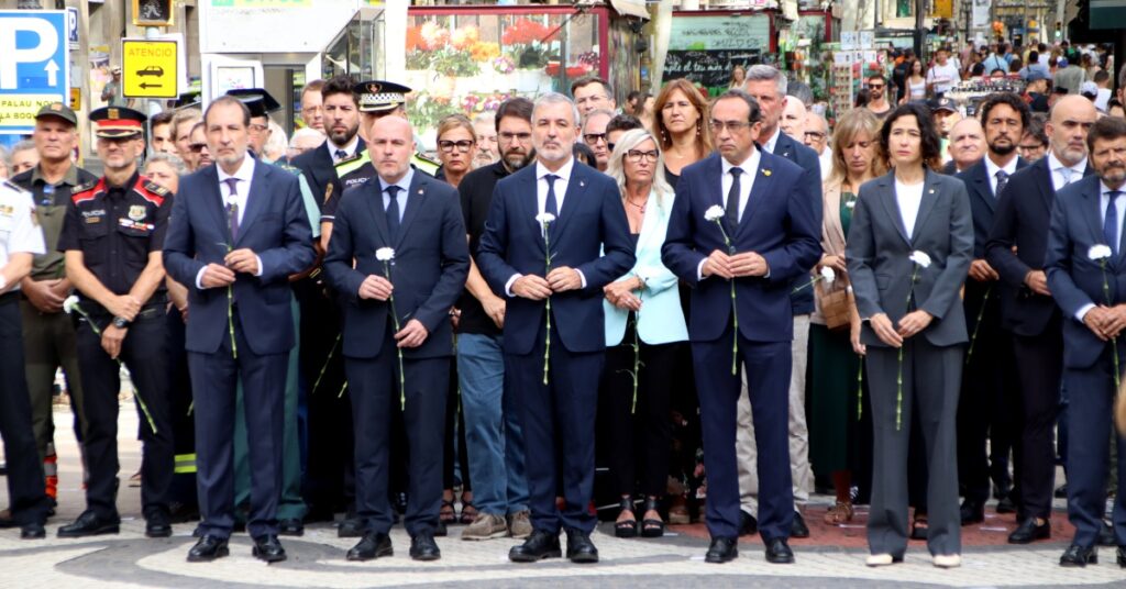 El alcalde Jaume Collboni, el presidente del Parlament Josep Rull y la consellera de Interior Núria Parlon en el homenaje a las víctimas del 17-A (Blanca Blay, ACN)