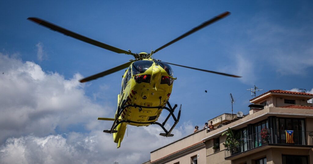 El helicóptero del Sistema d'Emergències Mèdiques (SEM) que ha trasladado a la castellera de la Vella de Valls tras una caída en la Diada de Sant Fèlix (Jordi Borràs, ACN)