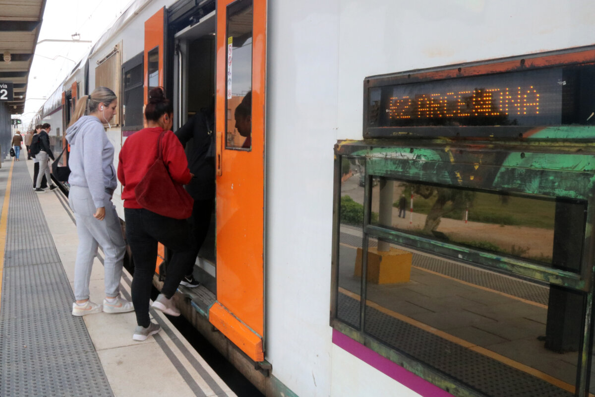 Usuarios de la R2 Sur en la estación de Cunit accediendo a un tren en dirección Barcelona (Gemma Sánchez Bonel, ACN)