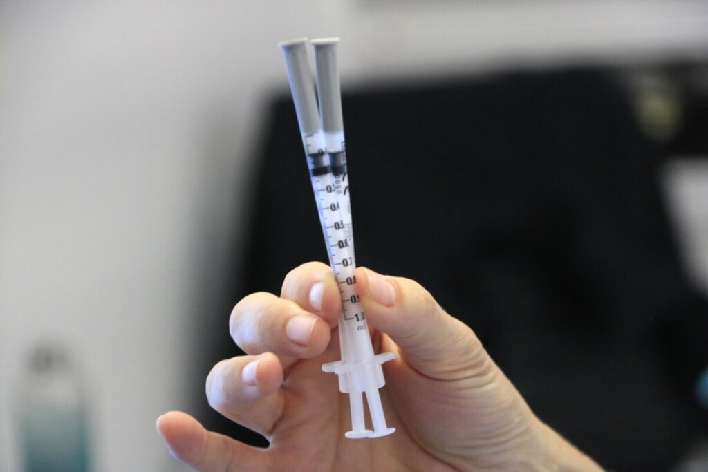 Xeringues per vacunar contra la verola del mico a la Fira de Barcelona (Laura Fíguls, ACN)