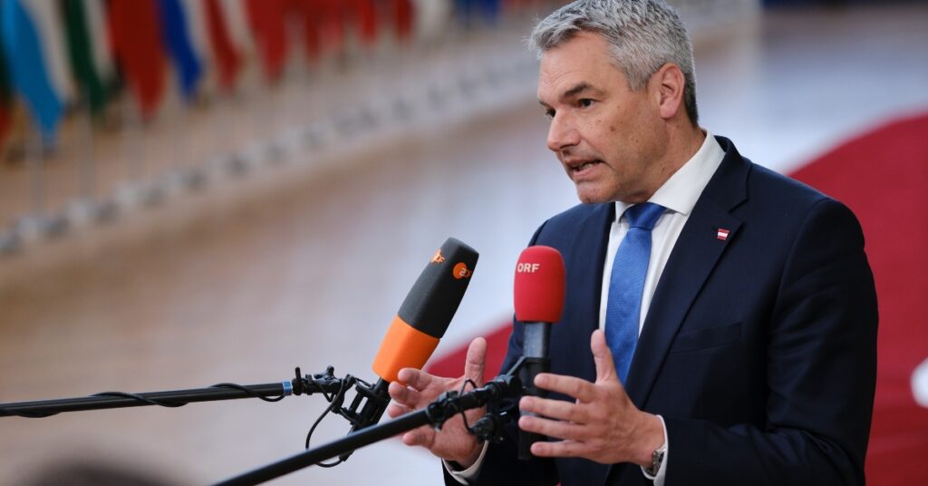 El canciller austríaco, Karl Nehammer, ante los medios en el Consejo de la UE (Unión Europea)