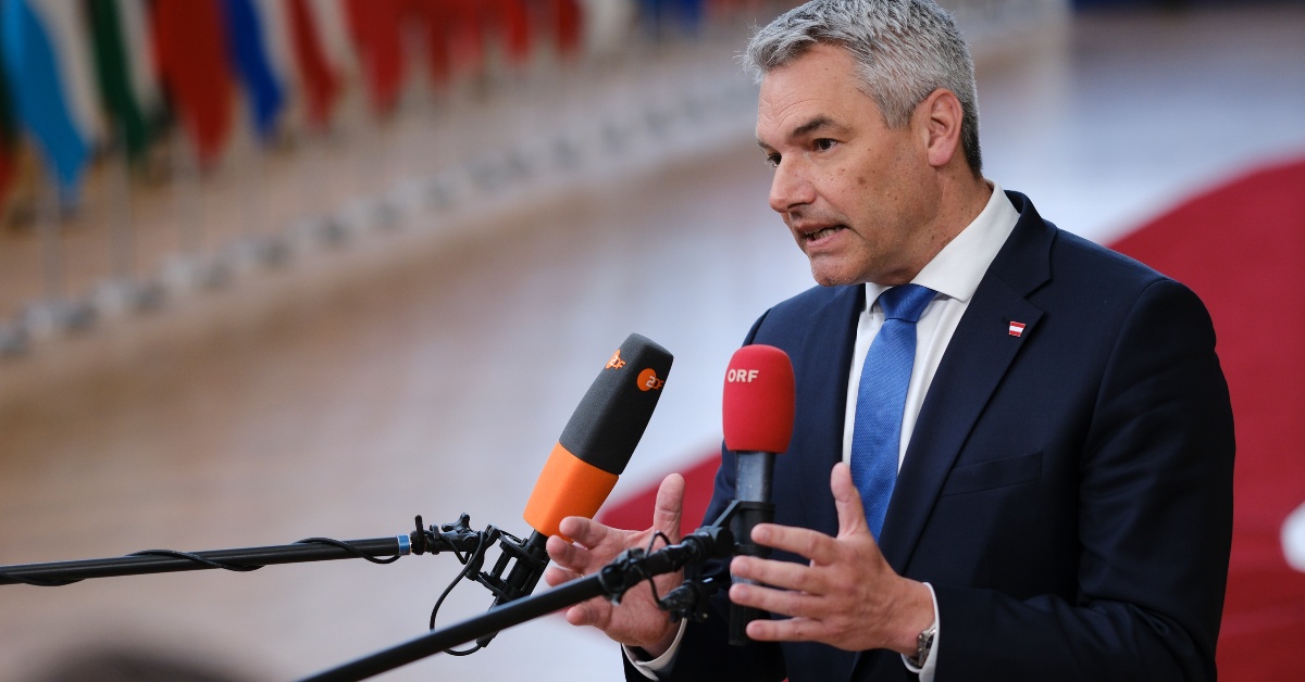El canceller austríac, Karl Nehammer, durant una atenció als mitjans al Consell de la UE (Unió Europea)