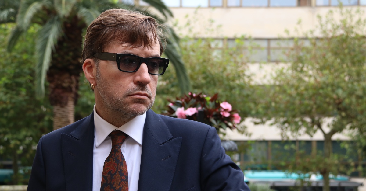 El director Albert Serra durant una entrevista amb l'Agència Catalana de Notícies des de Sant Sebastià (Violeta Gumà, ACN)