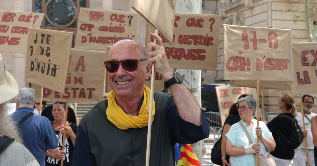 El president de l'Assemblea Nacional Catalana (ANC), Lluís Llach, assisteix a la protesta contra els impediments de l'Estat al voltant del 17-A (Maria Asmarat, ACN)