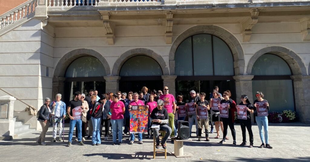 Los manifestantes delante del Ayuntamiento de Ripoll para denunciar 'sanciones arbitrarias' (ACN)
