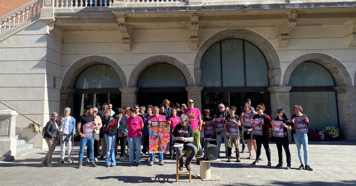 Els concentrats davant l'Ajuntament de Ripoll per denunciar 'sancions arbitràries' (ACN)