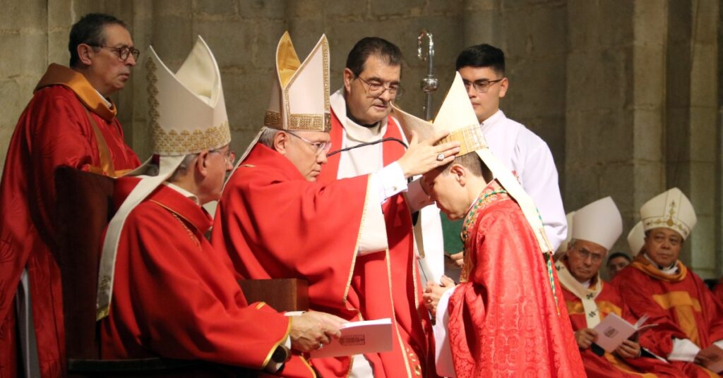 El arzobispo Mons. Edgar Peña entrega la mitra al nuevo obispo Mons. Josep Lluís Serrano (Alba Mor, ACN)