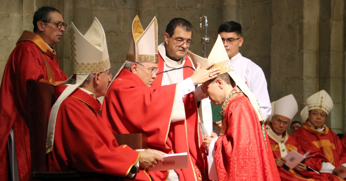 El arzobispo Mons. Edgar Peña entrega la mitra al nuevo obispo Mons. Josep Lluís Serrano (Alba Mor, ACN)