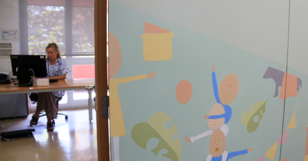 Una consulta del CAP Pare Claret de Barcelona, amb una pediatra treballant amb l'ordinador (Laura Fíguls, ACN)