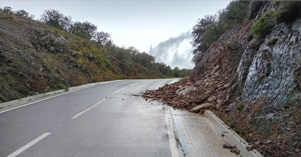 Desprendimiento en la T-701 en Cornudella de Montsant (Bomberos de la Generalitat)