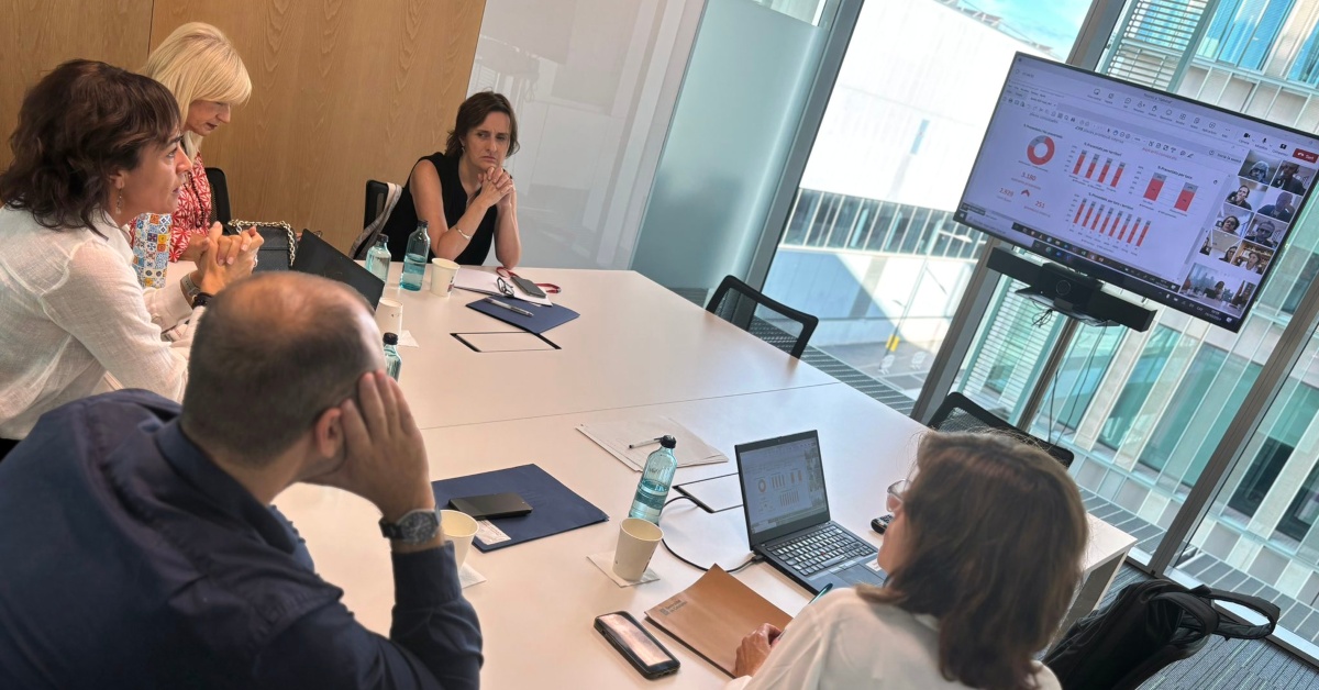 El conseller Dalmau i l'equip de la secretaria de Funció Pública comproven les proves al cos superior d'administració de la Generalitat (Departament de la Presidència, ACN)