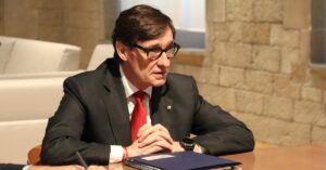 El president de la Generalitat, Salvador Illa, durant la reunió amb l'alcalde de Tarragona, Rubén Viñuales (Jordi Marsal i Maria Pratdesaba, ACN)