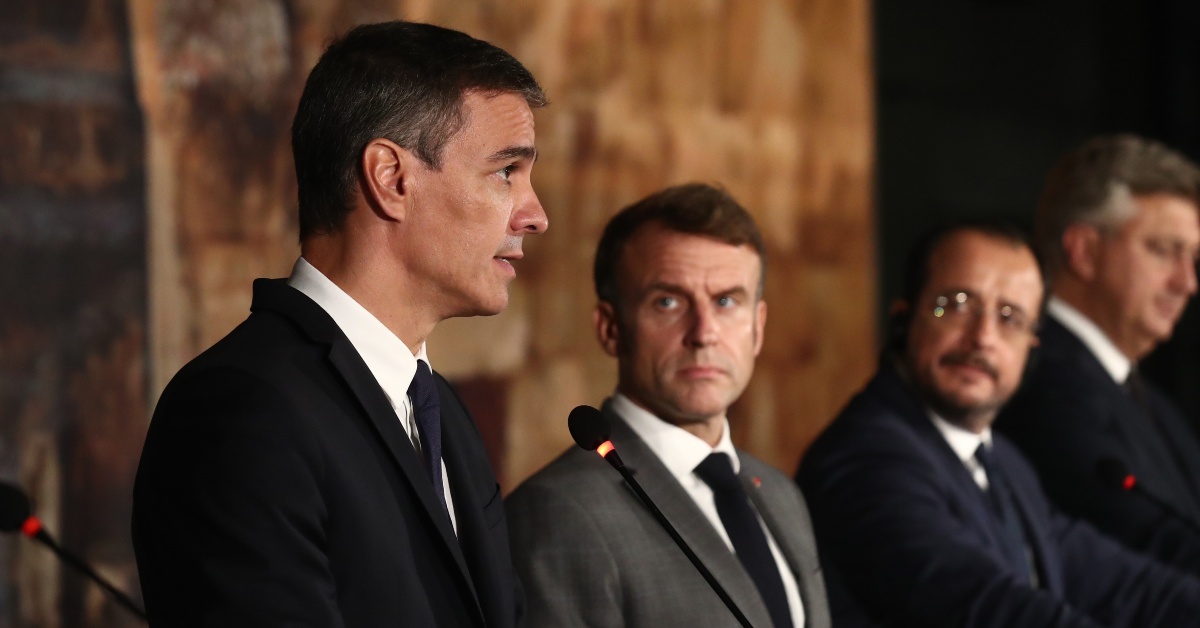 El presidente del Gobierno de España, Pedro Sánchez, con el presidente de la república francesa, Emmanuel Macron, a su lado, durante la rueda de prensa posterior a la cumbre del Med 9 (Fernando Calvo, Moncloa)