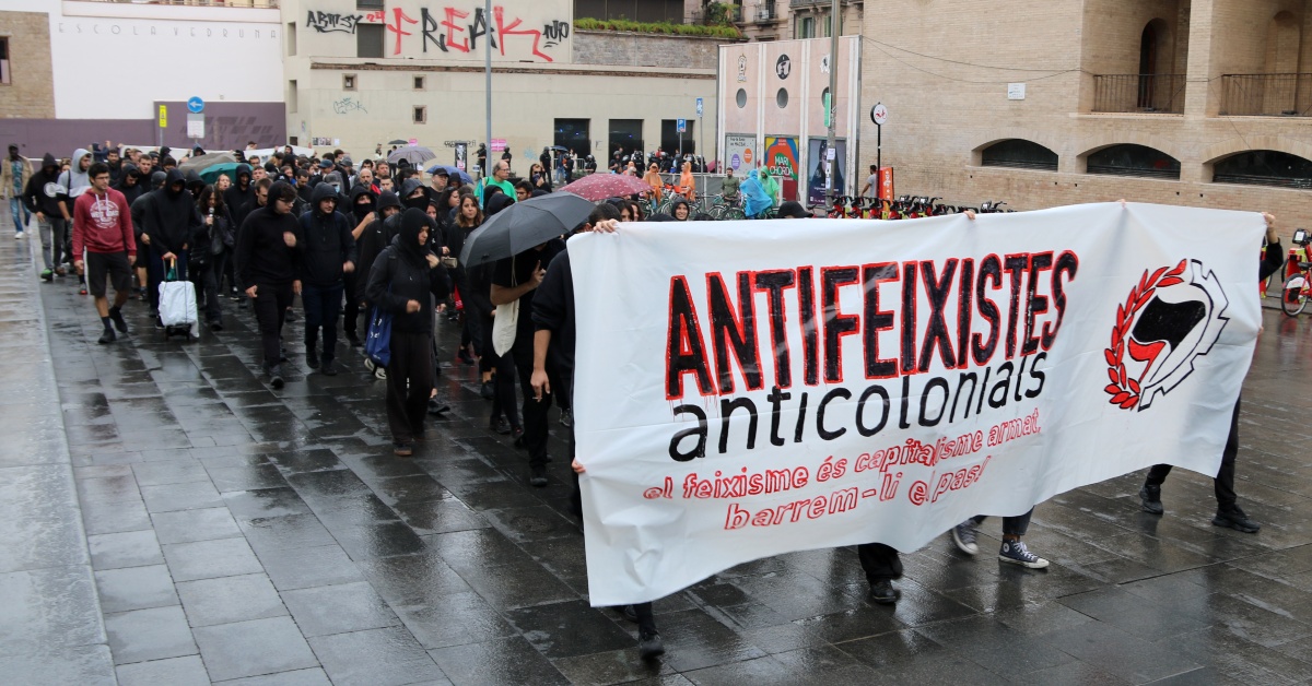 La manifestación antifascista contra el 12-O en el momento de su inicio en la plaza dels Àngels de Barcelona (Jordi Bataller, ACN)
