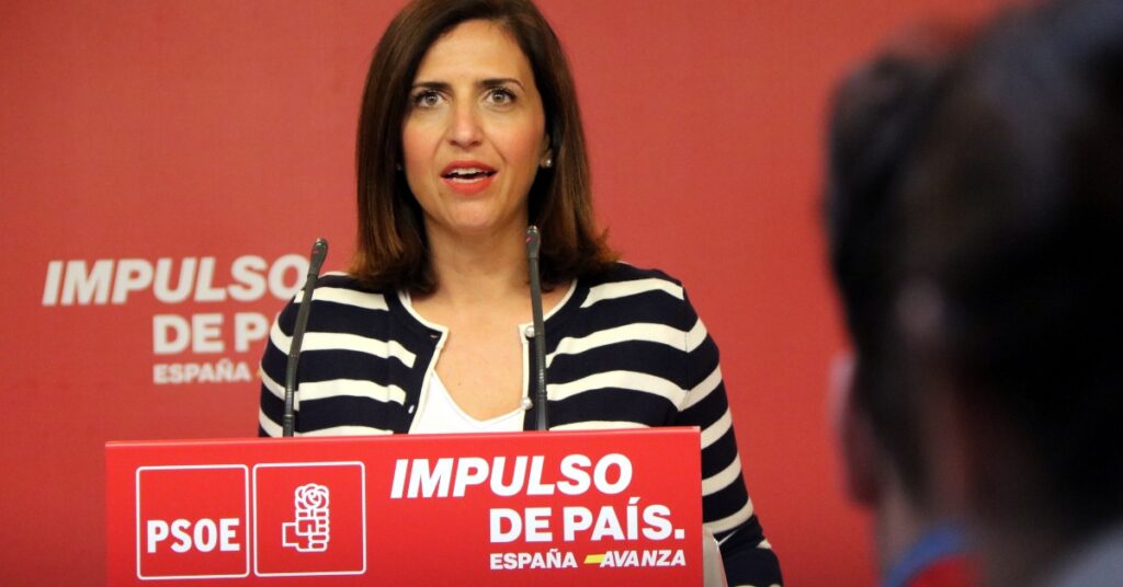 La portaveu del PSOE, Esther Peña, aquest diumenge a la seu del partit a Madrid (Miquel Vera, ACN)