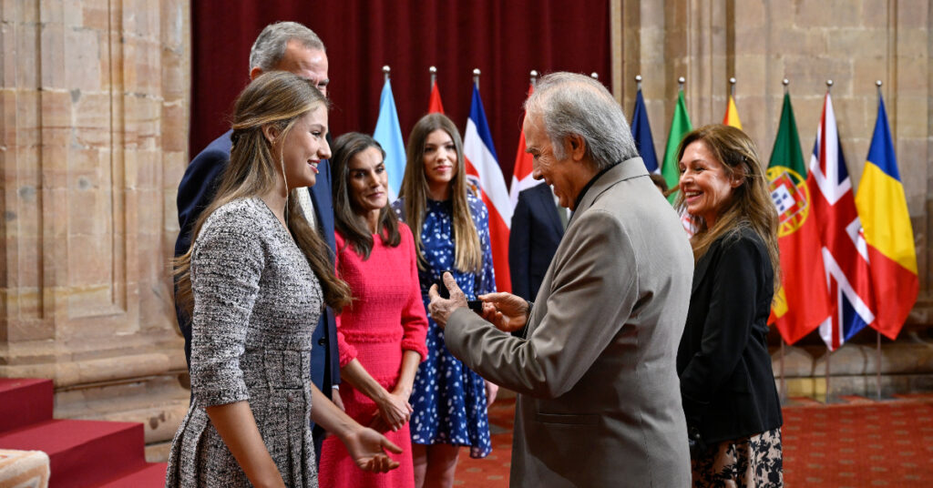 La princesa Leonor recibe en audiencia a Joan Manuel Serrat, Premio de Asturias de las Artes (Iván Martínez, Fundación Princesa de Asturias)