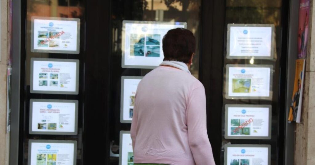 Persona comparant alquilers (ACN)