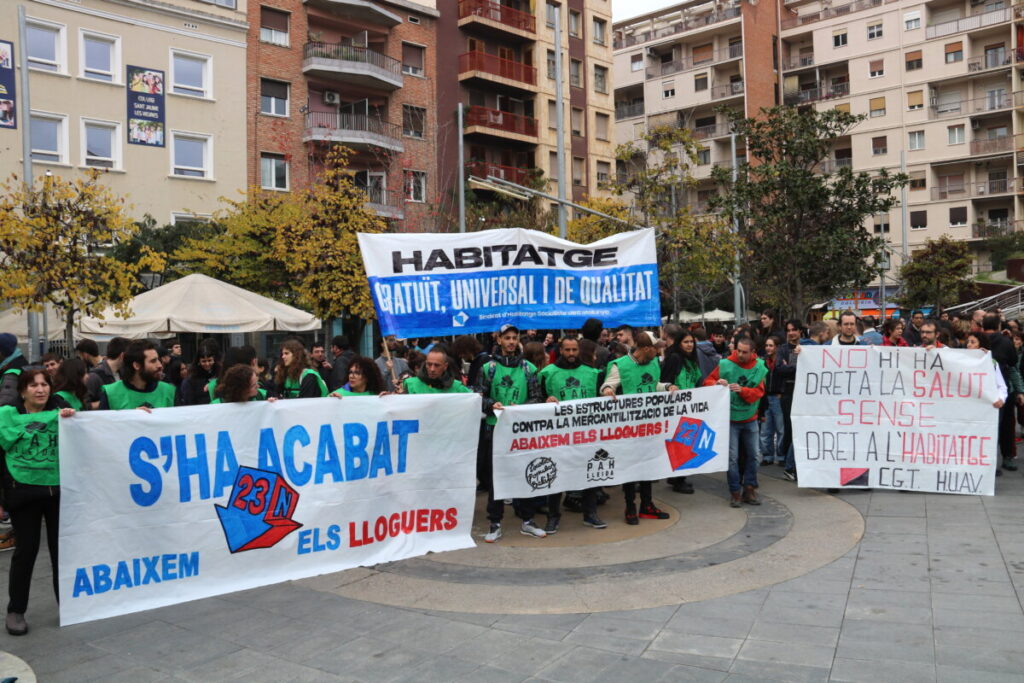 Participantes de la concentración a favor de una bajada del precio del alquiler en la plaza Ricard Vinyes de Lleida (ACN)