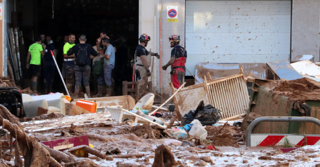 Cossos d'emergències a Paiporta (Gemma Sánchez Bonel i Mar Rovira, ACN)