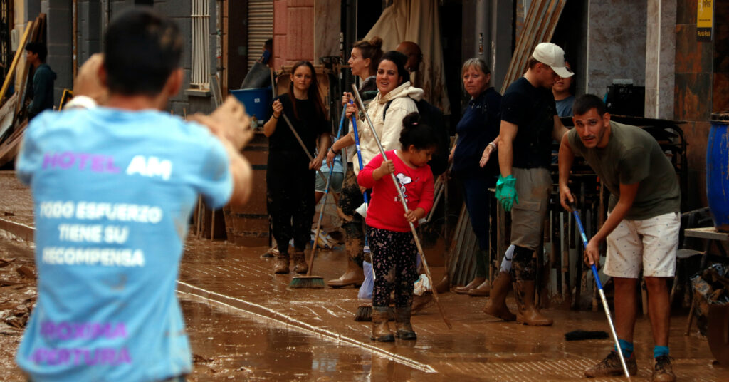 Diverses persones netejant al barri de La Torre de València afectat per la DANA (Arnau Martínez i Mar Rovira, ACN)