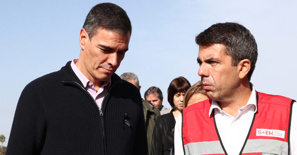 El president del Govern d'Espanya, Pedro Sánchez, i el president de la Generalitat Valenciana, Carlos Mazón, al centre de coordinació d'emergència per la DANA (Fernando Calvo, Moncloa)