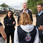 El rey Felipe VI y la reina Letizia visitan Paiporta acompañados por el presidente del Gobierno de España, Pedro Sánchez, y el presidente de la Generalitat Valenciana, Carlos Mazón (Casa Real)
