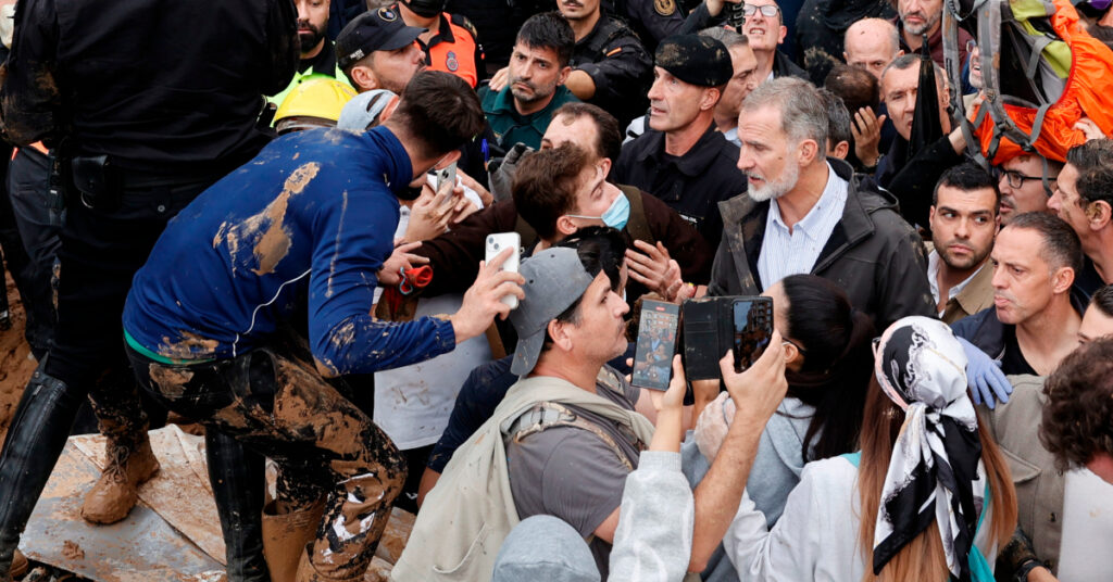 El rei Felip VI parla amb veïns de Paiporta (EFE)