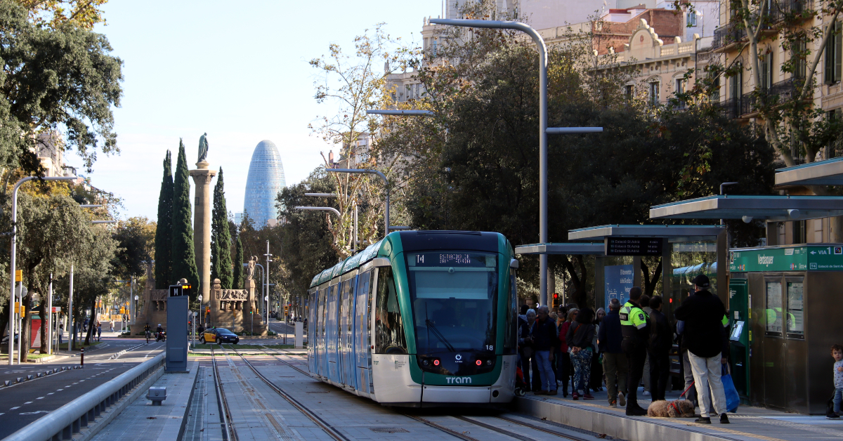 El tramvia arriba a l'estació de Verdaguer des de Glòries en el primer dia de servei (Nazaret Romero, ACN)