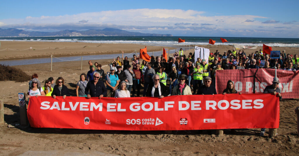 Los cerca de 200 opositores del PLEMCAT en la playa del Riuet de l'Escala (Ariadna Reche, ACN)