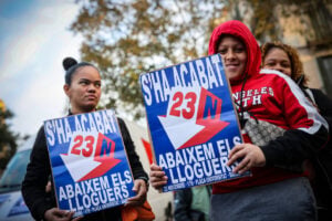 Dos manifestantes en la protesta 'Se acabó. Bajamos los alquileres' en Barcelona (ACN)