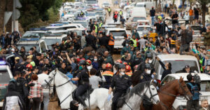Guardia Civil a caballo en Paiporta para proteger a la comitiva liderada por el rey Felipe VI (EFE)