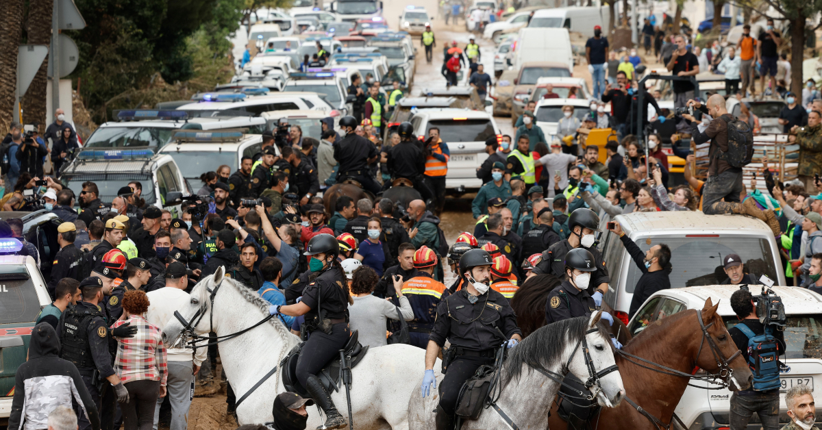 Guardia Civil a caballo en Paiporta para proteger a la comitiva liderada por el rey Felipe VI (EFE)