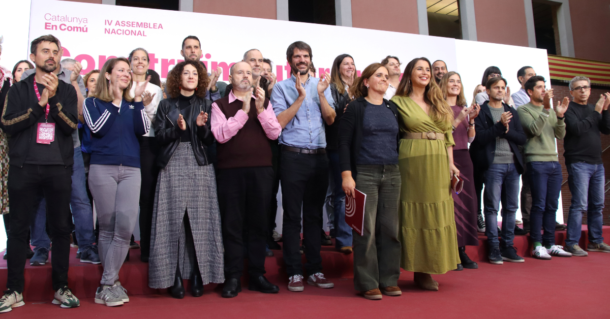 La nova executiva dels Comuns dalt de l'escenari al final de l'Assemblea Nacional del partit (Mariona Puig, ACN)