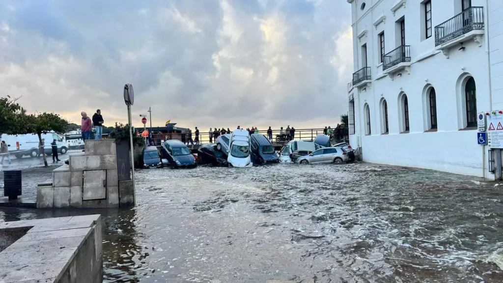 Las intensas lluvias desbordan la riera de Cadaqués y arrastran coches (Gemma Tubert, ACN)