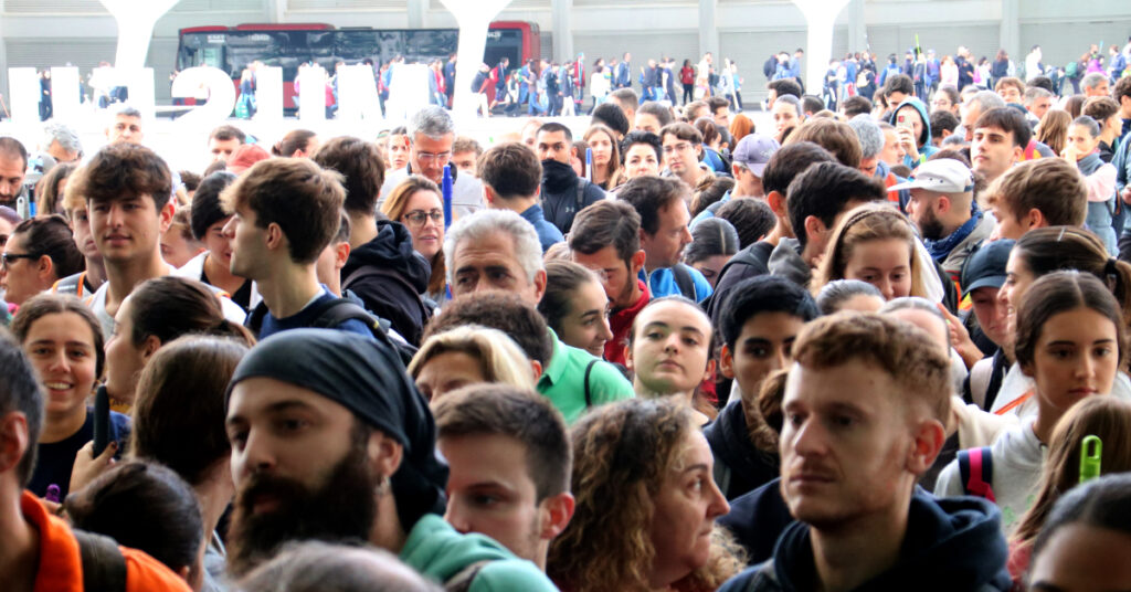 Milers de voluntaris es mobilitzen en l'operatiu organizat pel Govern valencià per ajudar a les tasques de recuperació post dana (Gemma Sánchez Bonel i Mar Rovira, ACN)