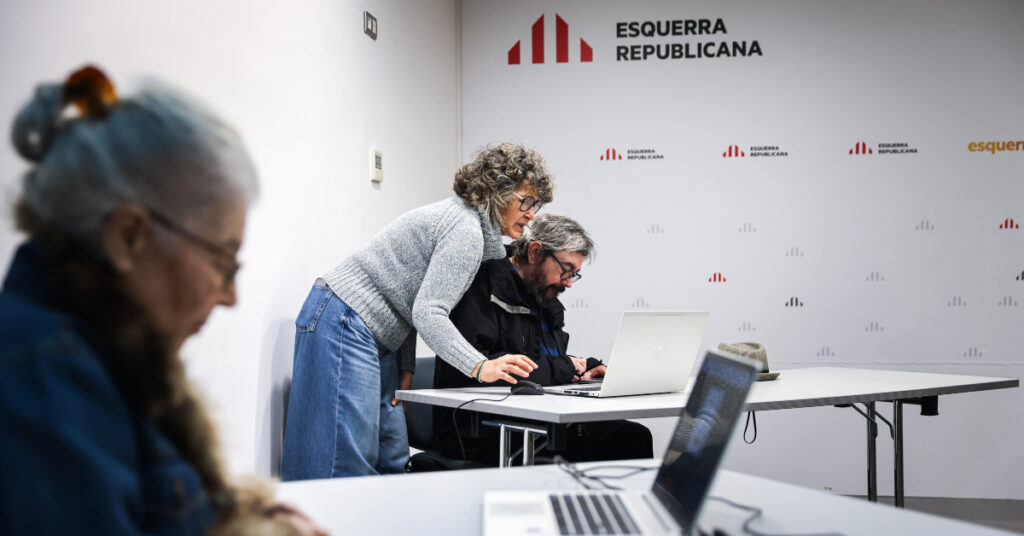 Militantes de ERC votan desde la sede de Calàbria (Jordi Borràs, ACN)