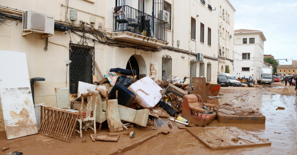 Mobles malmesos a l'exterior d'un habitatge al barri de La Torre de València afectat per la Dana (Arnau Martínez i Mar Rovira, ACN)