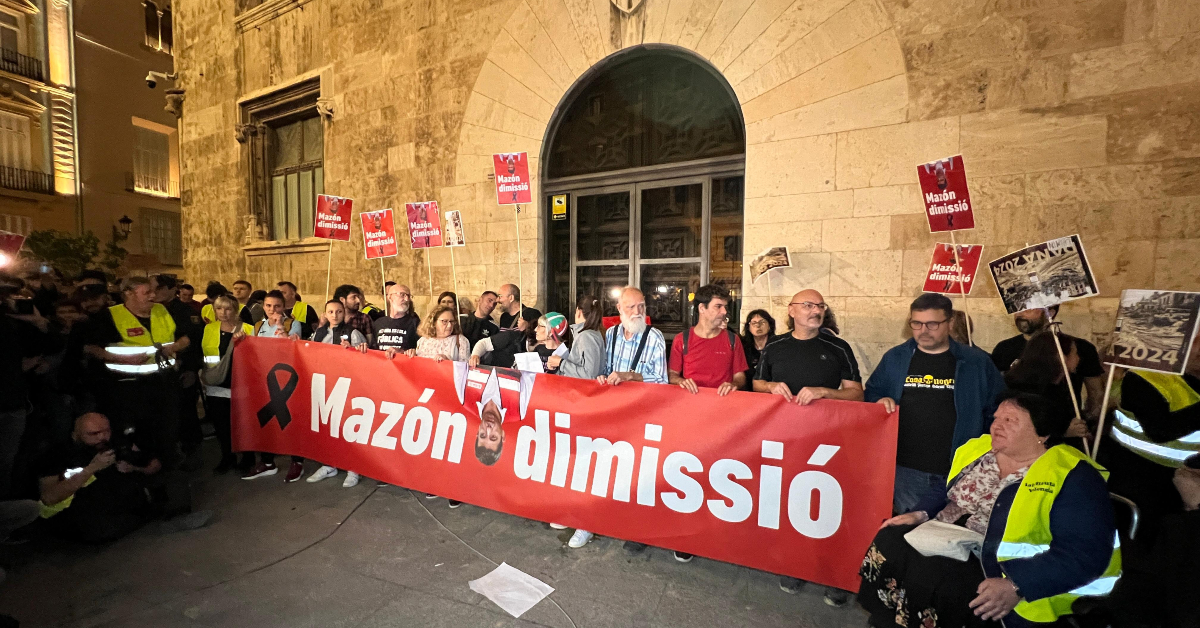 Moment en què la capçalera de la manifestació arriba a les portes del Palau de la Generalitat Valenciana (Àlex Recolons, ACN)