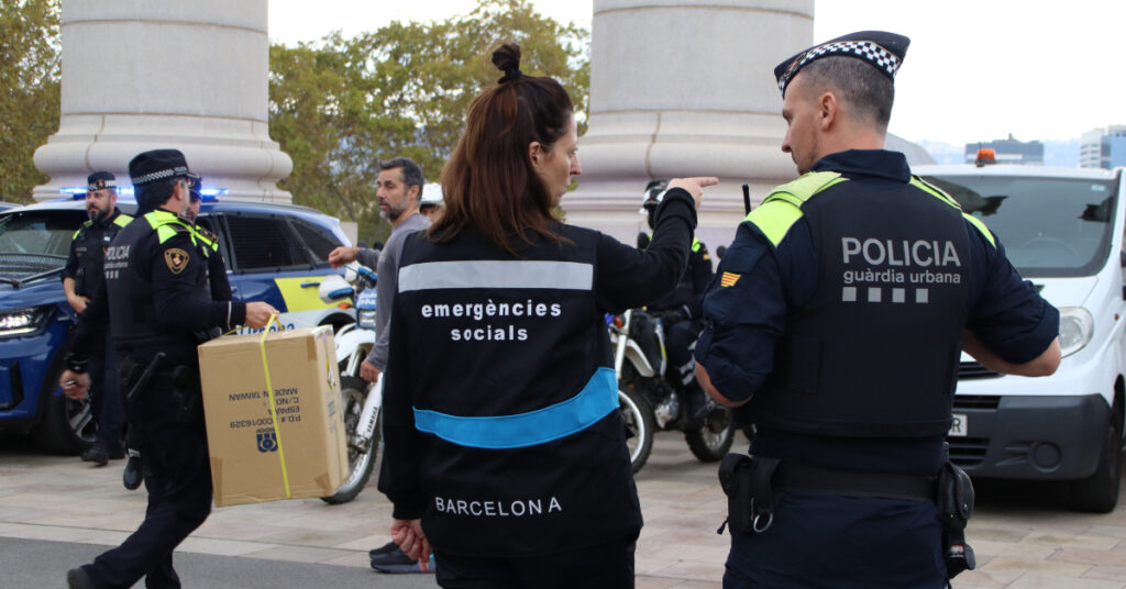 Personal del CUESB y la Guardia Urbana se coordinan antes de ir a la Comunidad Valenciana (Blanca Blay, ACN)