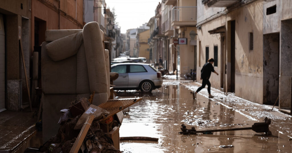 Un carrer de l'Alcúdia amb el rastre que ha deixat la dana (Mathias Rodríguez, ACN)