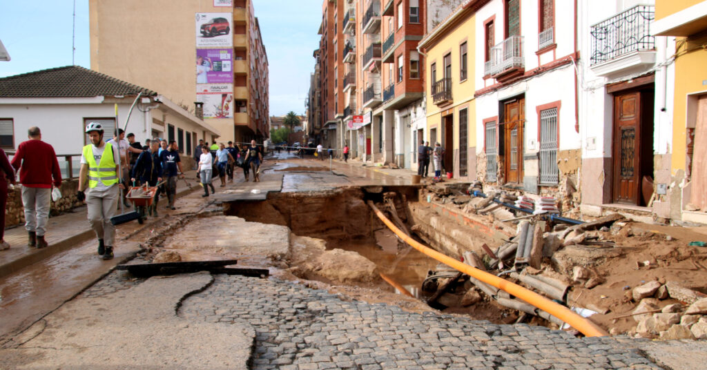 Un carrer de Xiva, rebentat pels efectes de la Dana (Mar Rovira i Arnau Martínez, ACN)