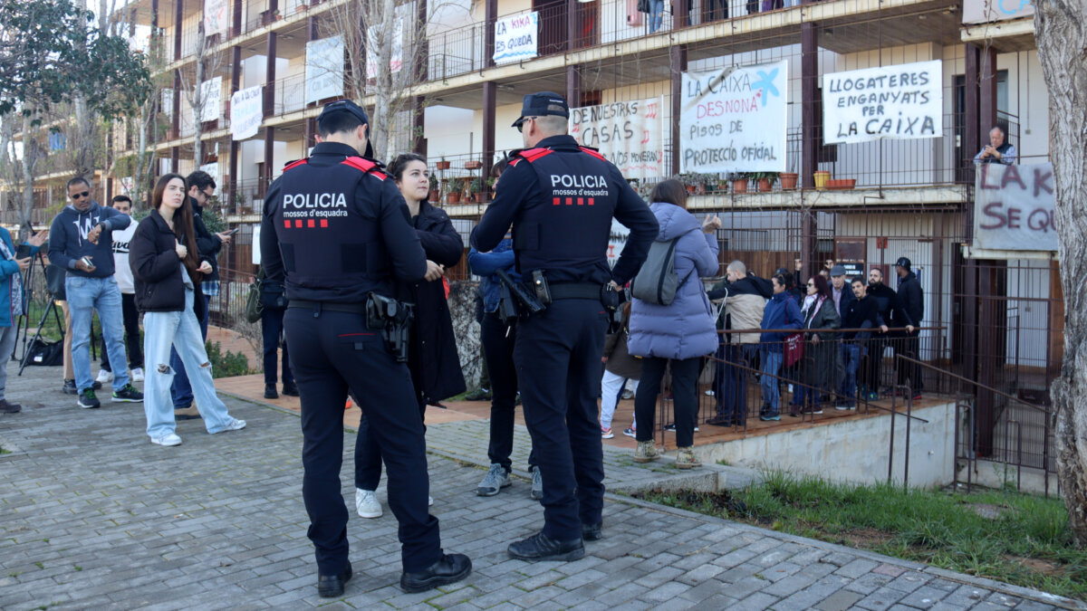 Unas 60 personas concentradas frente a un bloque de pisos de protección oficial en Salou por el desalojo de una vecina (Neus Bertola, ACN)