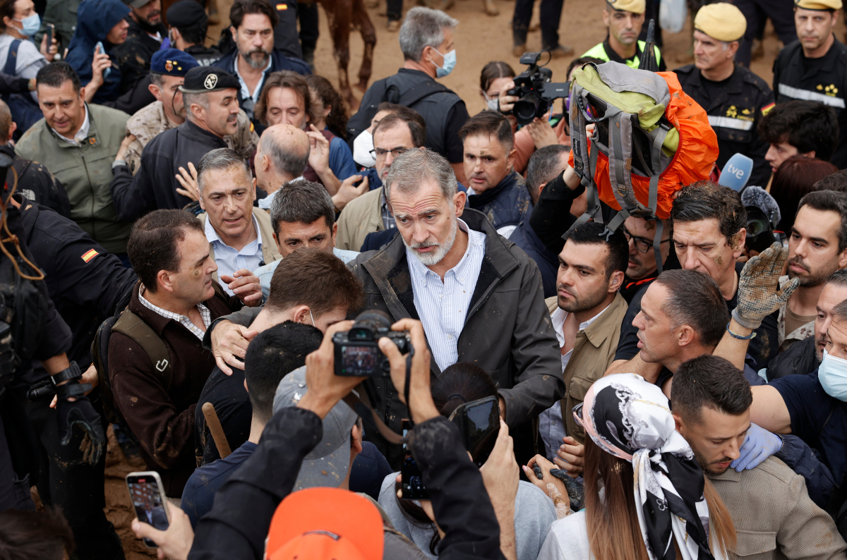 Visita del rey Felipe VI, la reina Letizia, el presidente del Gobierno de España, Pedro Sánchez, y el de la Generalitat Valenciana, Carlos Mazón (À Punt TV)