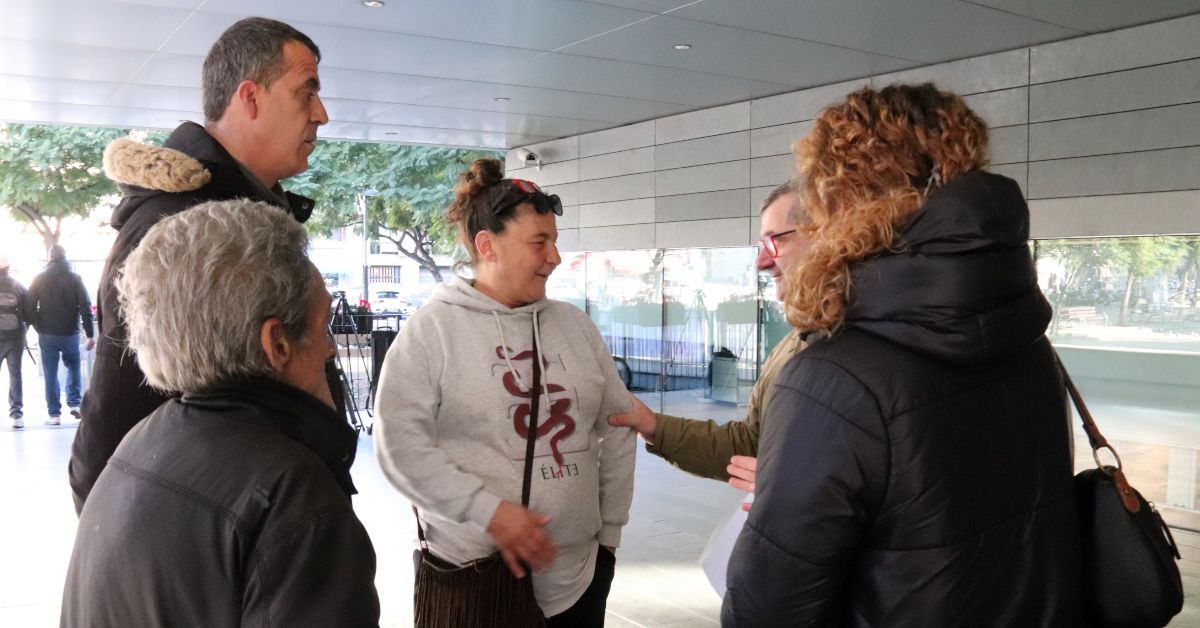 Afectados por el cierre de Can Bofí antes de entrar en el Ayuntamiento de Badalona para exigir el cumplimiento de las medidas cautelares dictadas por la jueza (Gemma Sánchez Bonel, ACN)