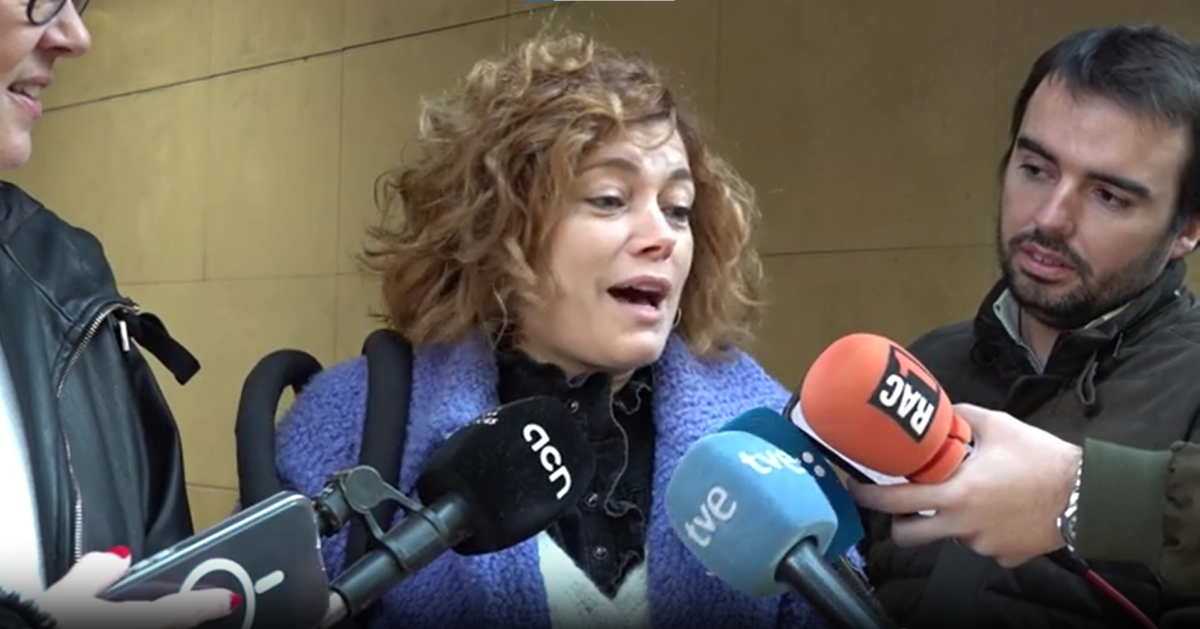 Elisenda Alamany, durante la atención a los medios en la sede de Calabria