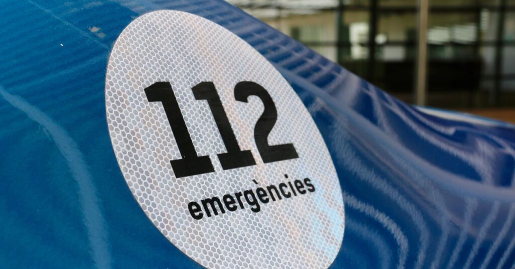 Coche policial de los Mossos d'Esquadra con la imagen del número 112 (Albert Segura, ACN)