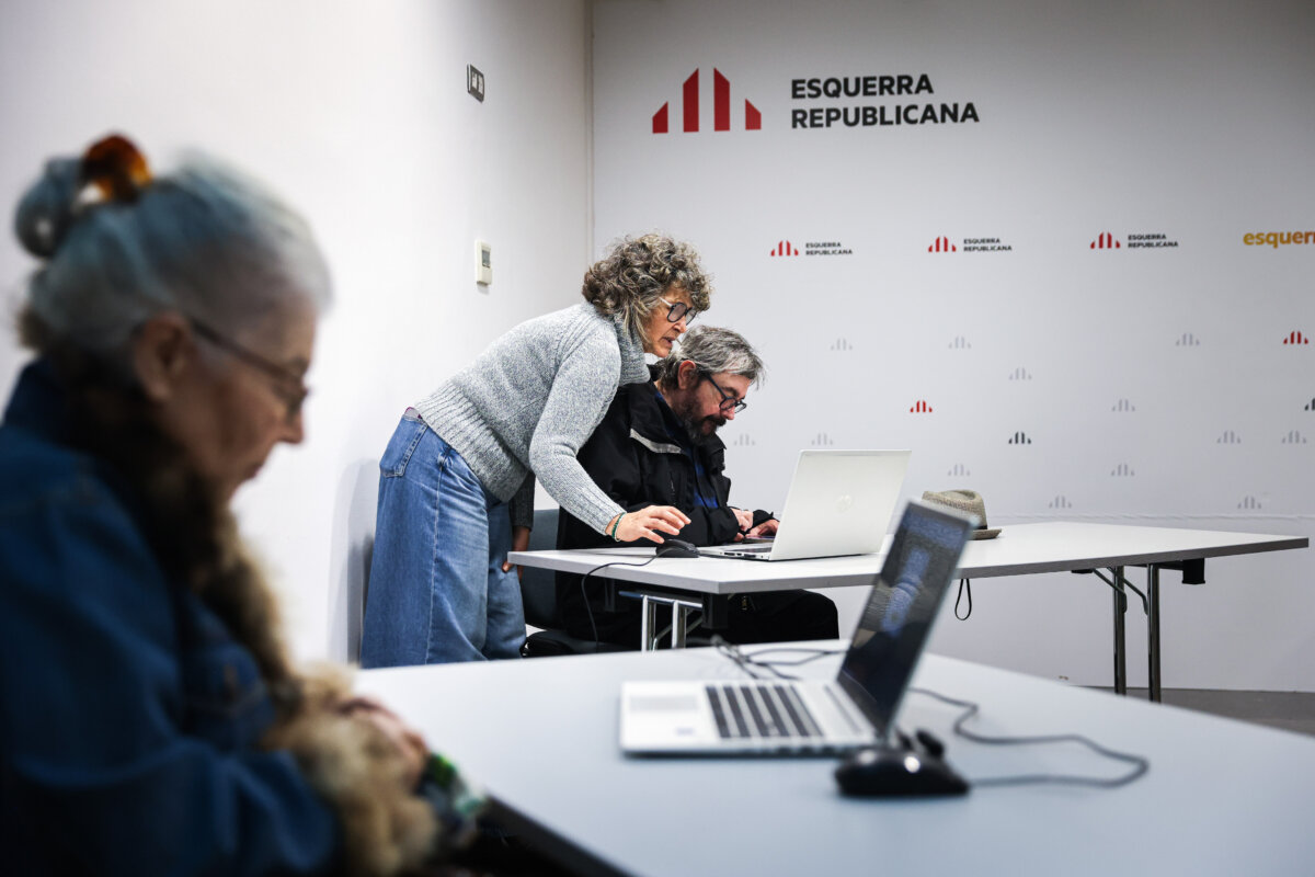 Militantes de ERC votan desde la sede de Calabria (ACN)