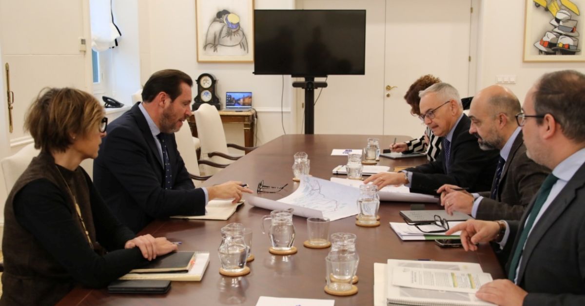 El ministro de Transportes, Óscar Puente, se ha reunido con el comisionado del corredor mediterráneo, Josep Vicent Boira, y con el comisionado del corredor atlántico, José Antonio Sebastián (Ministerio de Transportes)